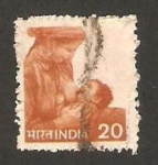 Stamps India -  716 - amamantando a su hijo