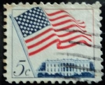Sellos de America - Estados Unidos -  Bandera E.E.U.U. y La Casa Blanca