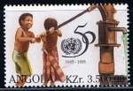 Stamps Angola -  Scott  966  Niños bonbeando agua