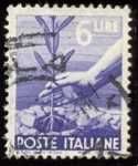 Sellos de Europa - Italia -  Hand planting an olive tree