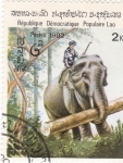 Stamps Laos -  ELEFANTE TRANSPORTANDO UN TRONCO