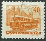 Sellos de Europa - Hungr�a -  Bus in front of Western Railway Station