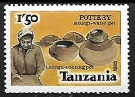 Sellos de Africa - Tanzania -  Potes de agua y comida