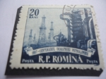 Sellos de Europa - Rumania -  Refinería y Torres de perforaciones - 100 años de la Industria Petrolera.