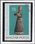 Stamps Hungary -  Cerámica. Mujer cortando Pan