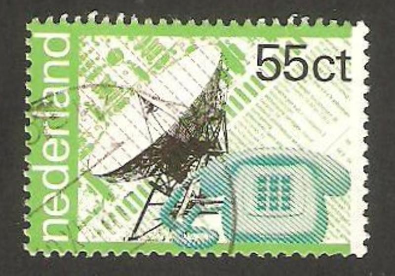 centº de los servicios postales. teléfono público y antena terrestre