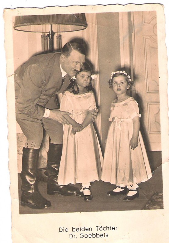 POSTAL ADOLF  HITLER - CON HIJAS DE DR GOEBBELS.