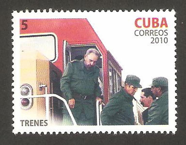 fidel castro, descendiendo del tren