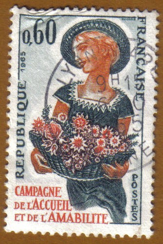 MUJER CON CESTA DE FLORES