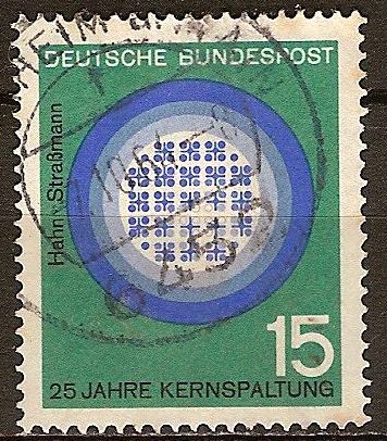 25 años de la fisión nuclear Otto Hahn y Strassmann