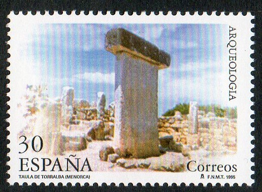 3395- Arqueología. Taula de Torralba d' en Salort, en la isla de Menorca.