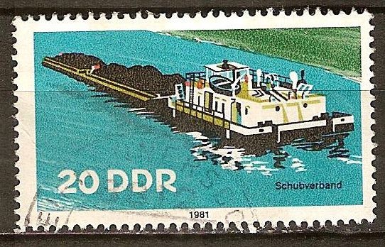 	El transporte fluvial. Remolcador y barcazas-DDR.