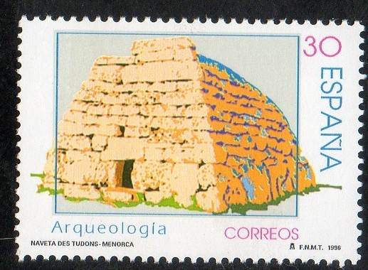 3448- Arqueología. Naveta des Tudons, en la isla de Menorca.