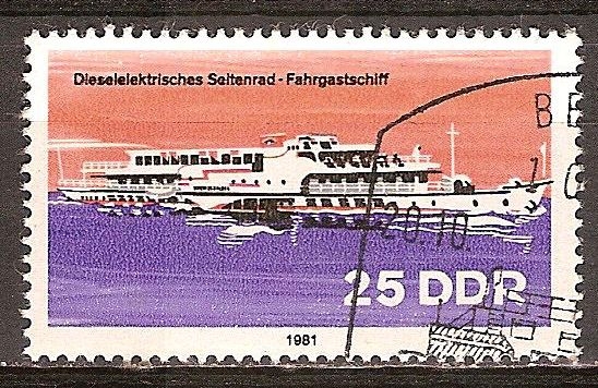 El transporte fluvial. Remolcador y barcazas en la DDR(Río Elba).