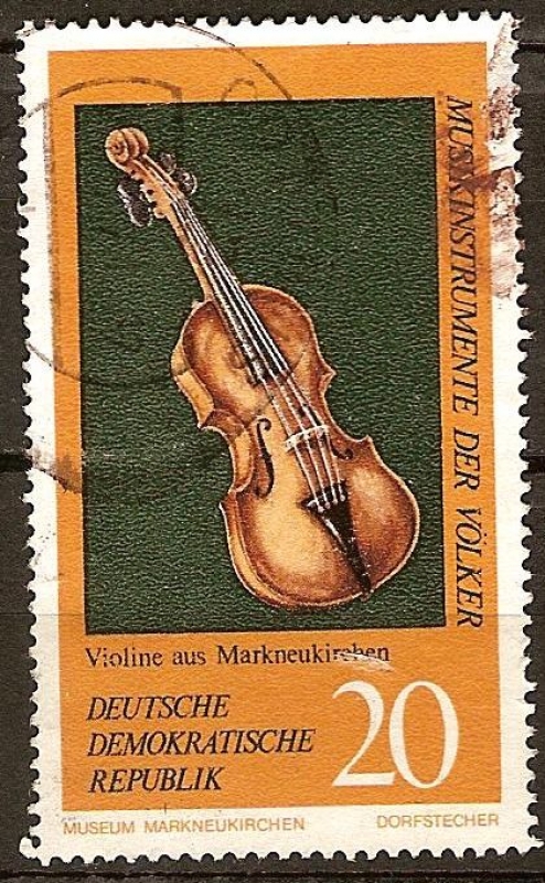 Los instrumentos musicales de los pueblos.Violín de Mark Neukirchen(DDR).