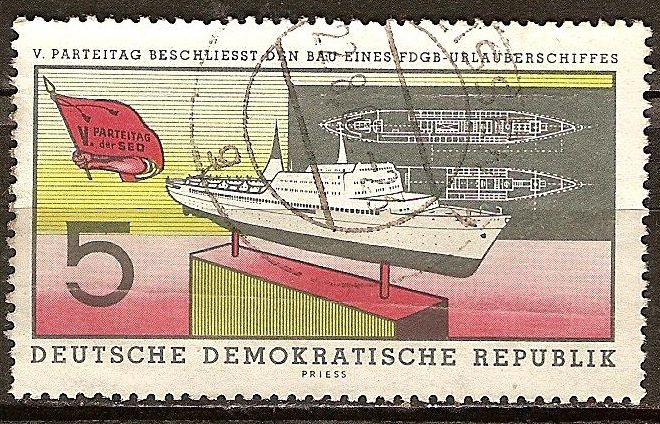 V.Congreso aprueba la construcción de un barco de turistas(DDR).