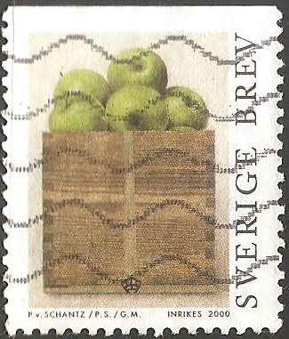 Apples in a wooden crate-manzanas en caja de madera     