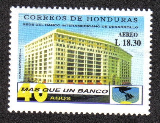 40 años, Mas que un banco