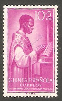 guinea española - 344 - Sacerdote indígena