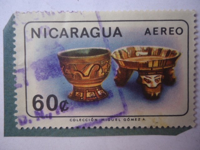 Colección Miguel Gómez A - Taza y Trípode-Arcilla Policromada-Serie:Antiguedades Nicaraguenses.