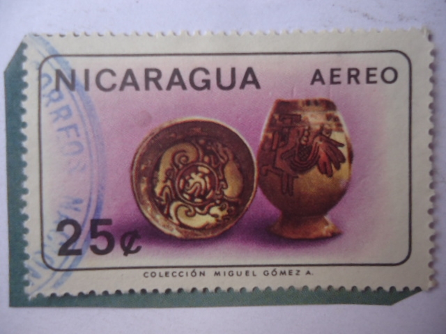 Colección Miguel Gómez A - Recipiente y Jarrón de Cerámica Decorado. Serie:Antiguedades Nicaraguense