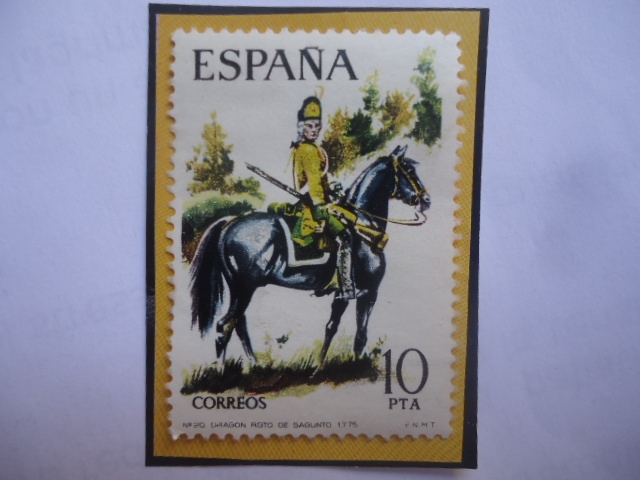 Ed:Es 2240- Dragón Regimiento desagunto (1775 - Serie Uniformes Militares (1975)