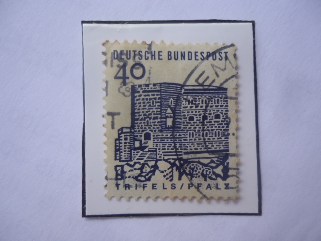 Trifels / Pfalz - Castillo medieval, Troifels-En el platinado- Sello de 40 pf- año 1965.