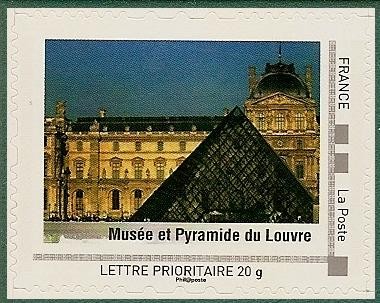 Museo y Pirámide del Louvre