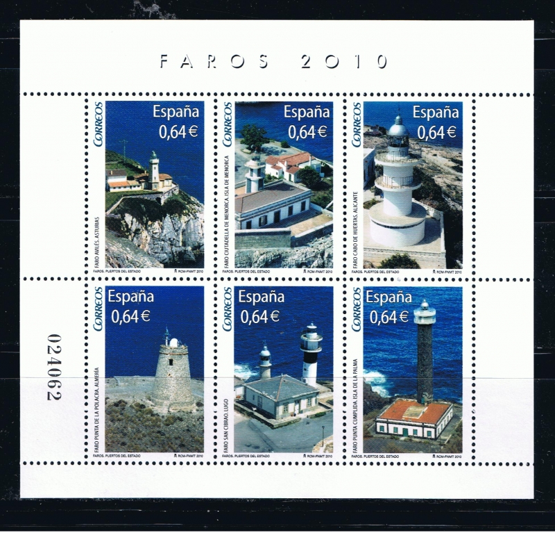 Edifil  4594  Faros 2010.  Hoja con 6 sellos con diferentes faros  españoles. 