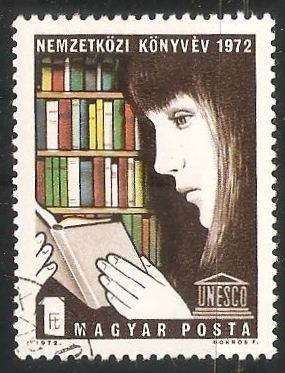 Niña leyendo en una libreria